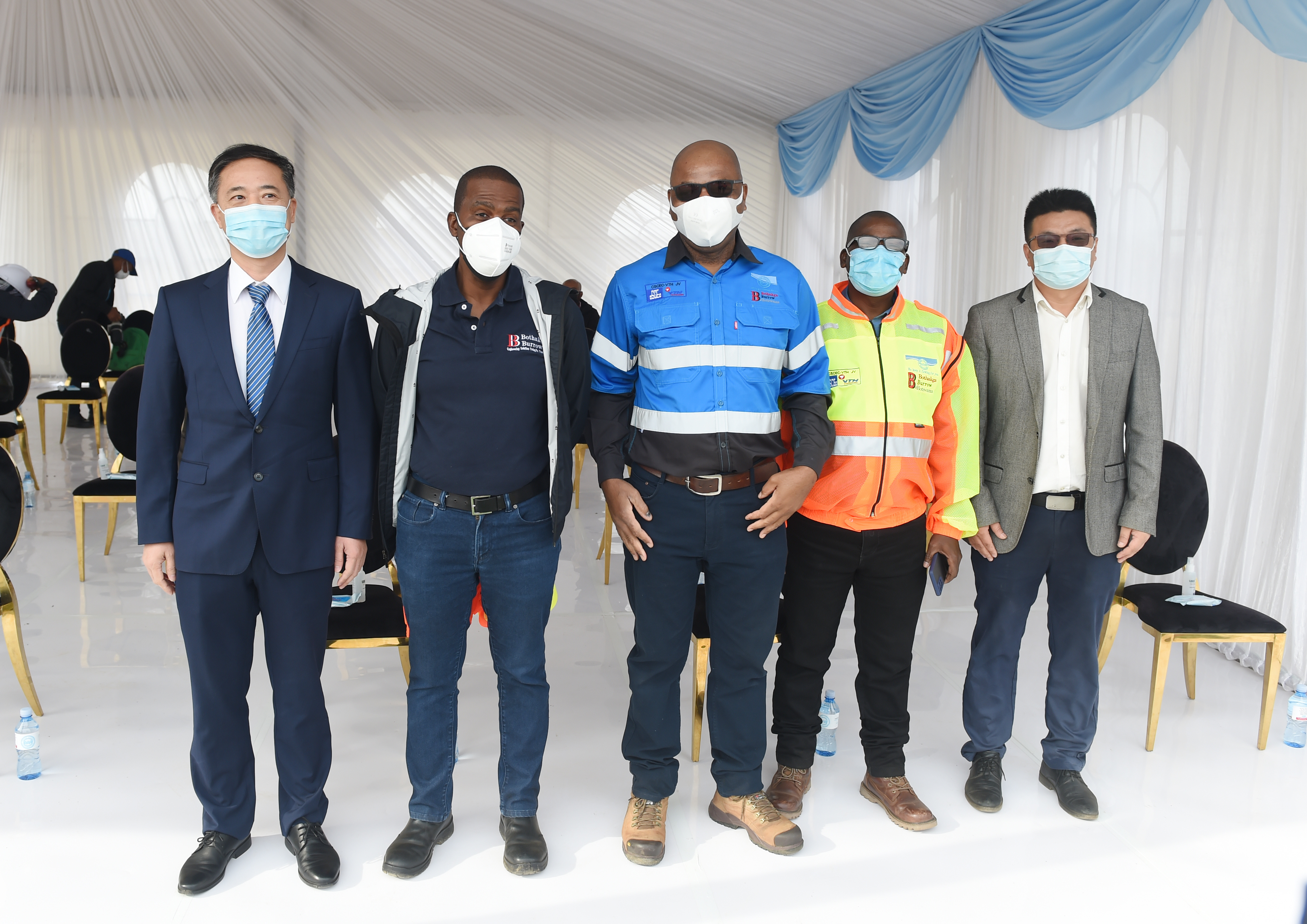博茨董事长及相关工作人员与博茨总统合影(1).jpg