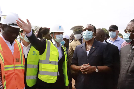 喀麦隆公共工程部长视察恩冈代雷-帕罗公路建设项目.jpg