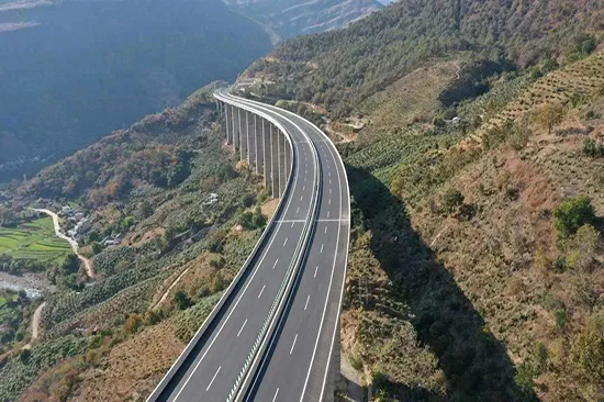 云南华丽高速公路营盘山隧道具备双向通车条件 1 .jpg