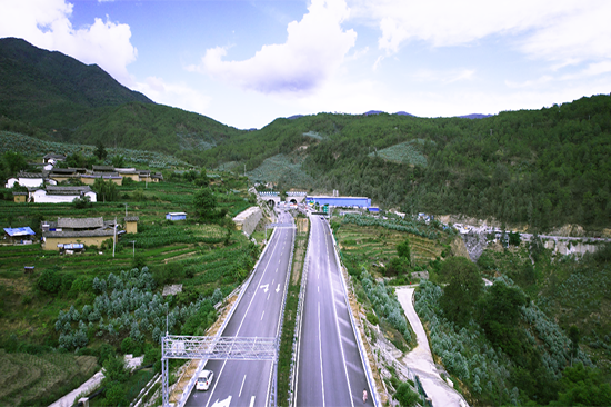 云南华丽高速公路营盘山隧道具备双向通车条件 2 .png