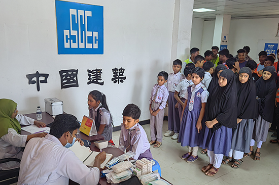 孟加拉国中国建筑助力爱心义诊走进校园1.jpg
