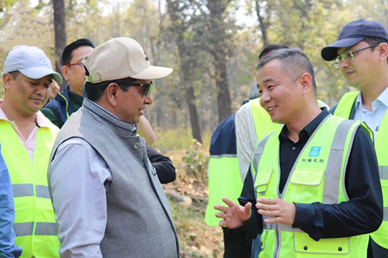 尼泊尔副总理与中国驻尼泊尔大使视察中建在尼项目1.jpg