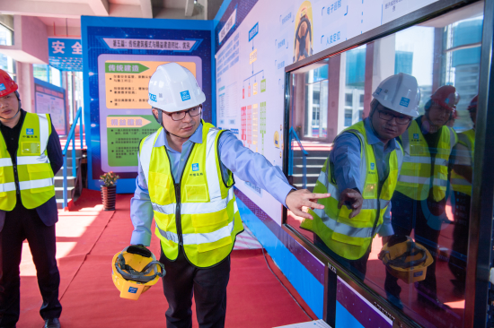 技术人员介绍星璇智能安全帽可视化功能.jpg