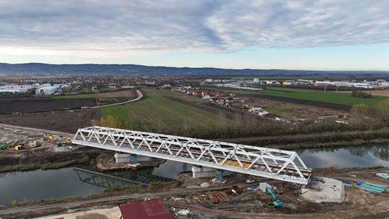 中国建筑参建的匈塞铁路首座钢桁架桥主体竣工1.png
