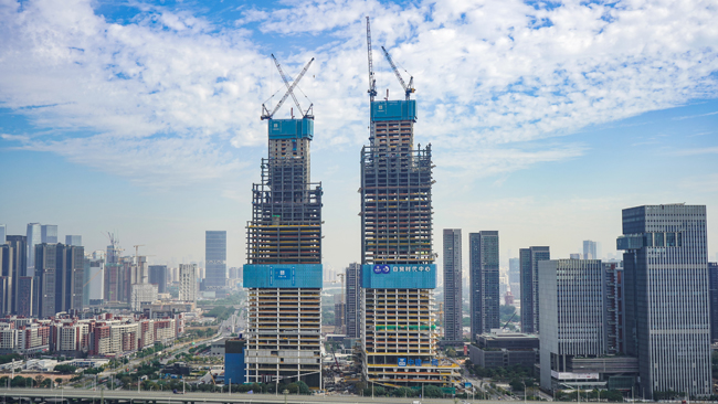 深圳自贸时代中心项目T2、T3塔楼“双封顶”1.jpg