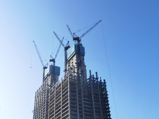 深圳自贸时代中心项目T2、T3塔楼“双封顶”2.jpg