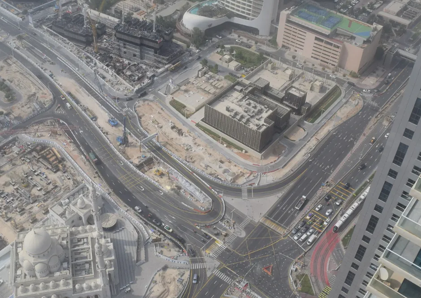 中国建筑迪拜萨勒曼国王街高架桥和纳西姆街升级改造项目完成主要交通导改1.png
