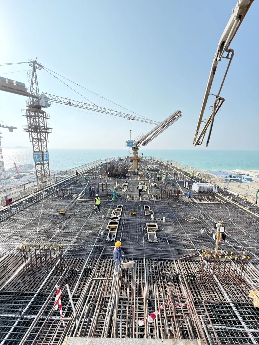中国建筑R1029岛屿开发项目完成“超级转换层”浇筑2.jpg 中国建筑R1029岛屿开发项目完成“超级转换层”浇筑2.jpg