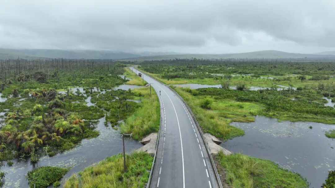 刚果（布）国家二号路LEFENI项目通过最终验收.jpg