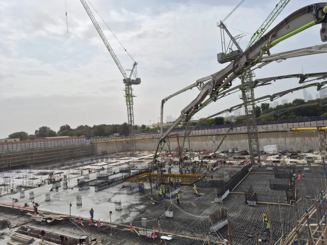 中国建筑扎比尔阿德里斯住宅项目筏板基础首浇成功1.png