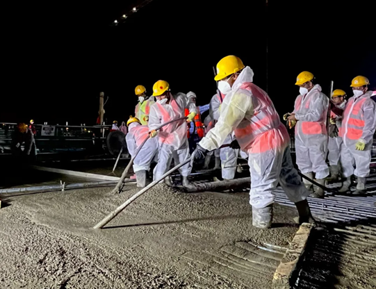 沙特利雅得德拉伊耶皇家歌剧院项目首块正负零楼板顺利浇筑2.png 沙特利雅得德拉伊耶皇家歌剧院项目首块正负零楼板顺利浇筑2.png