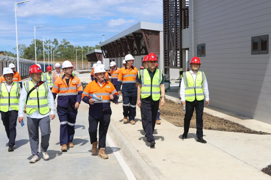 中国驻巴布亚新几内亚大使赴巴新LNG钢结构设备产业园项目考察(1).png 中国驻巴布亚新几内亚大使赴巴新LNG钢结构设备产业园项目考察(1).png