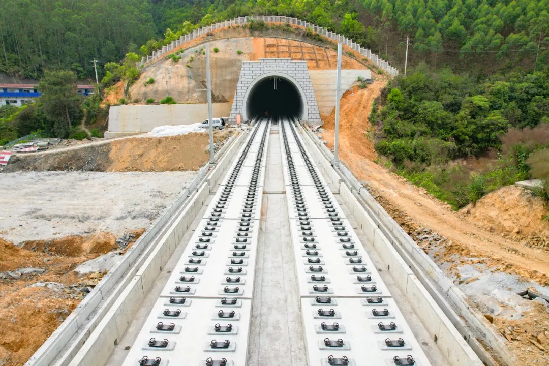 中建承建的柳梧铁路7标项目完成27公里无砟轨道施工(2).jpg 中建承建的柳梧铁路7标项目完成27公里无砟轨道施工(2).jpg