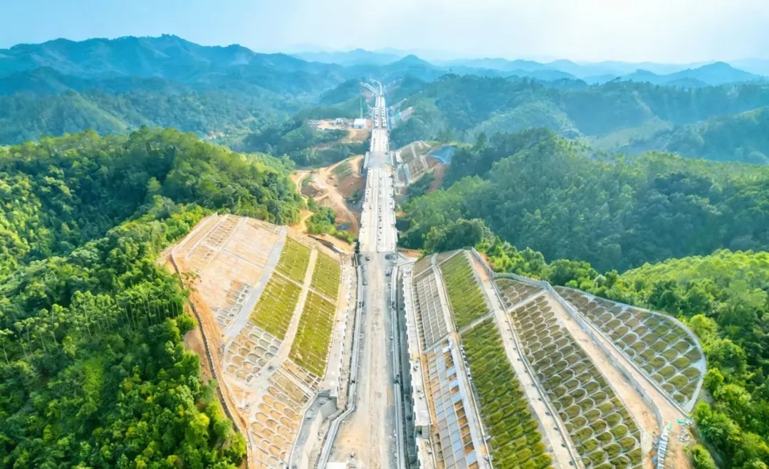 中建承建的柳梧铁路7标项目完成27公里无砟轨道施工(3).jpg 中建承建的柳梧铁路7标项目完成27公里无砟轨道施工(3).jpg