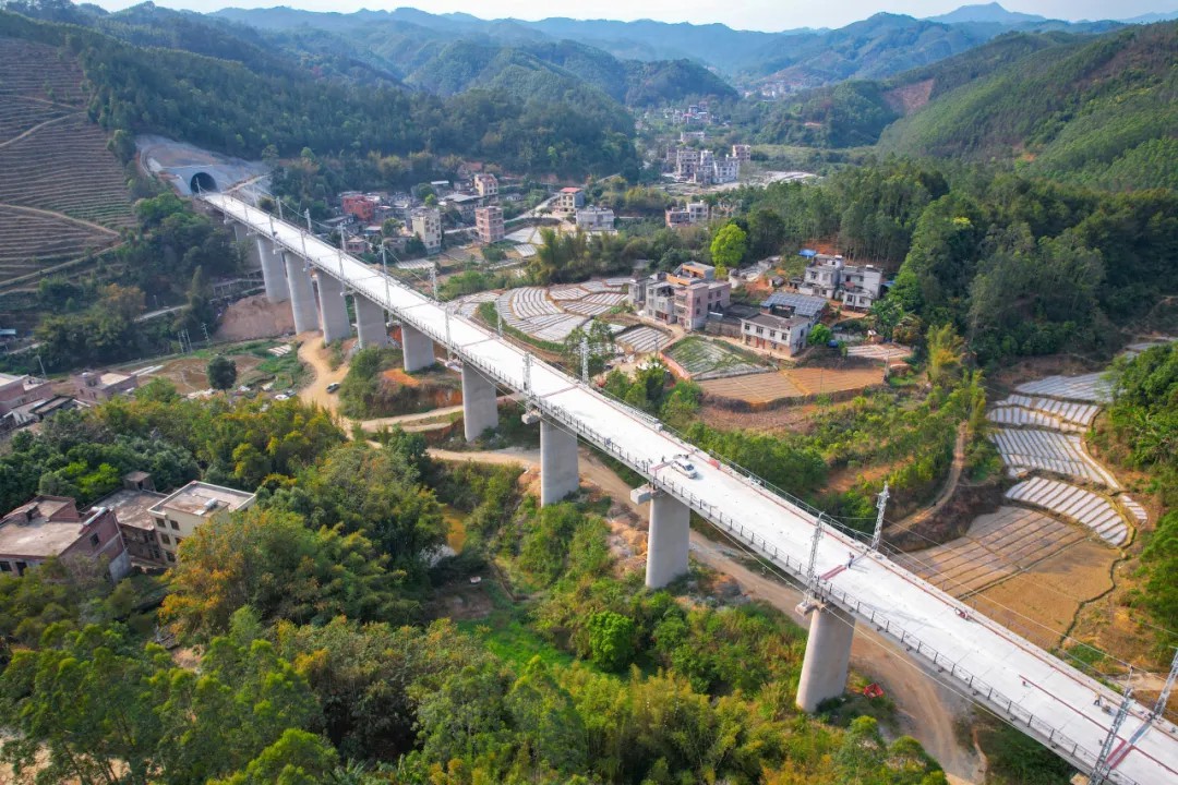 中建承建的柳梧铁路7标项目完成27公里无砟轨道施工(4).jpg 中建承建的柳梧铁路7标项目完成27公里无砟轨道施工(4).jpg