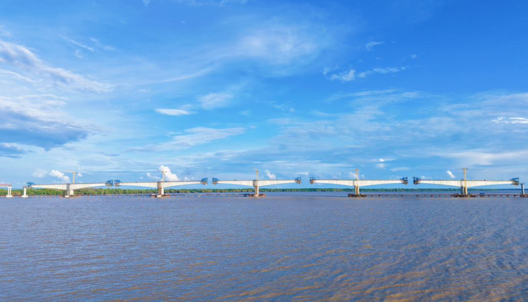 中国建筑承建的马来西亚萨里巴斯大桥项目主桥合龙（2）.png