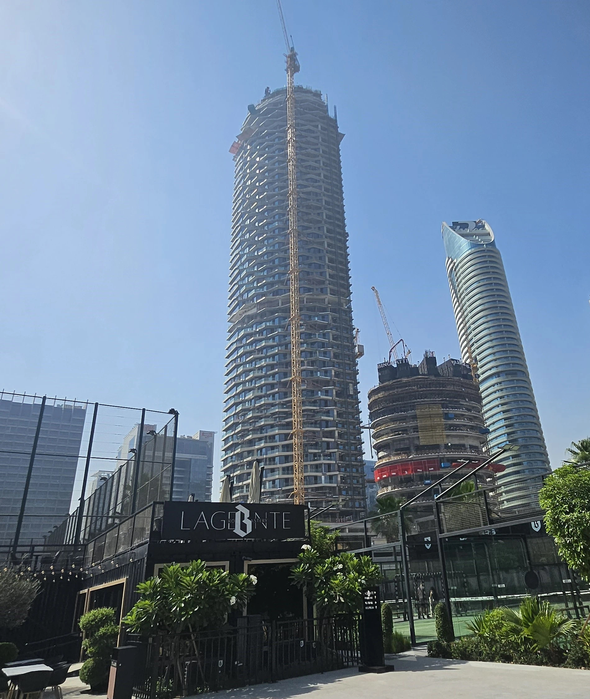中国建筑迪拜城市中心住宅项目主体结构顺利封顶1.JPG