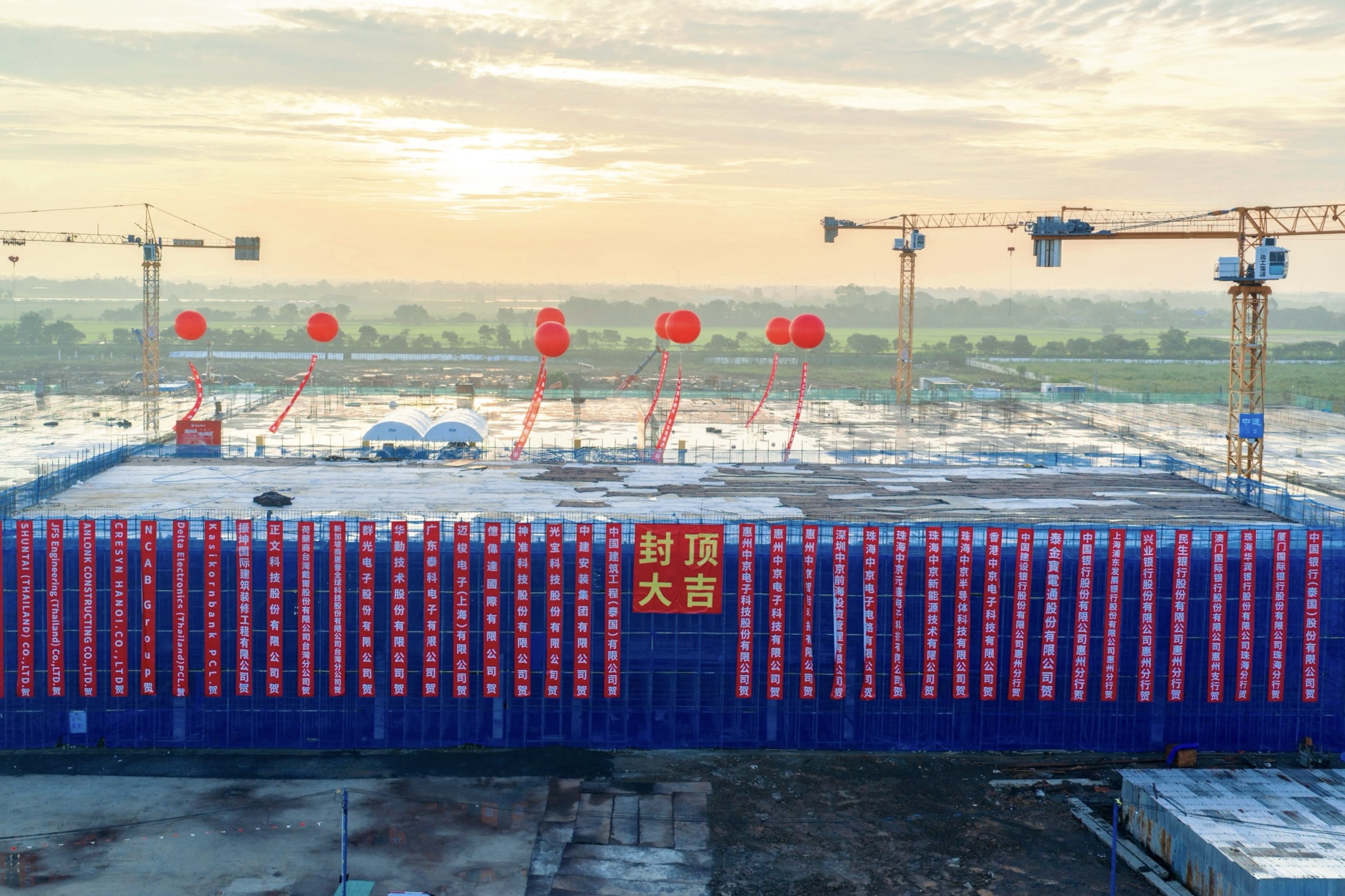 中国建筑泰国中京广泰电子项目主结构顺利封顶.jpg