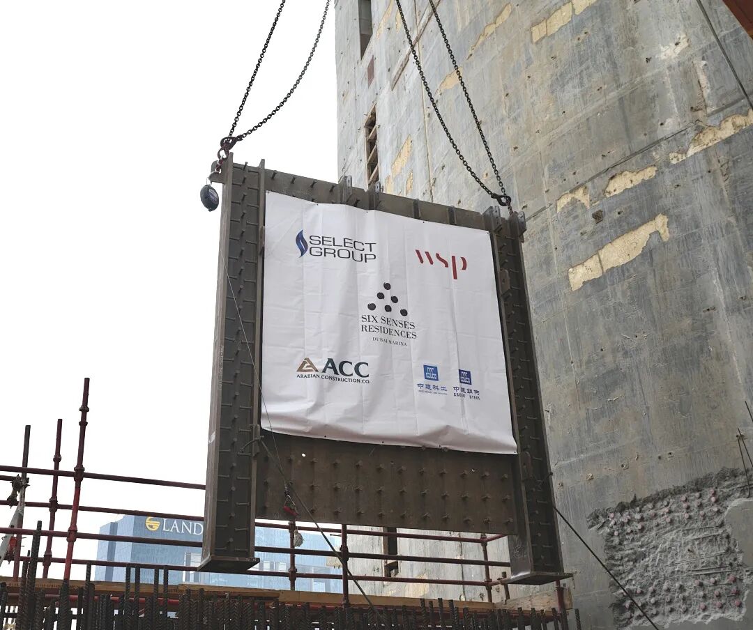 中国建筑完成迪拜六善超高层公寓钢结构首吊1.jpg 中国建筑完成迪拜六善超高层公寓钢结构首吊1.jpg