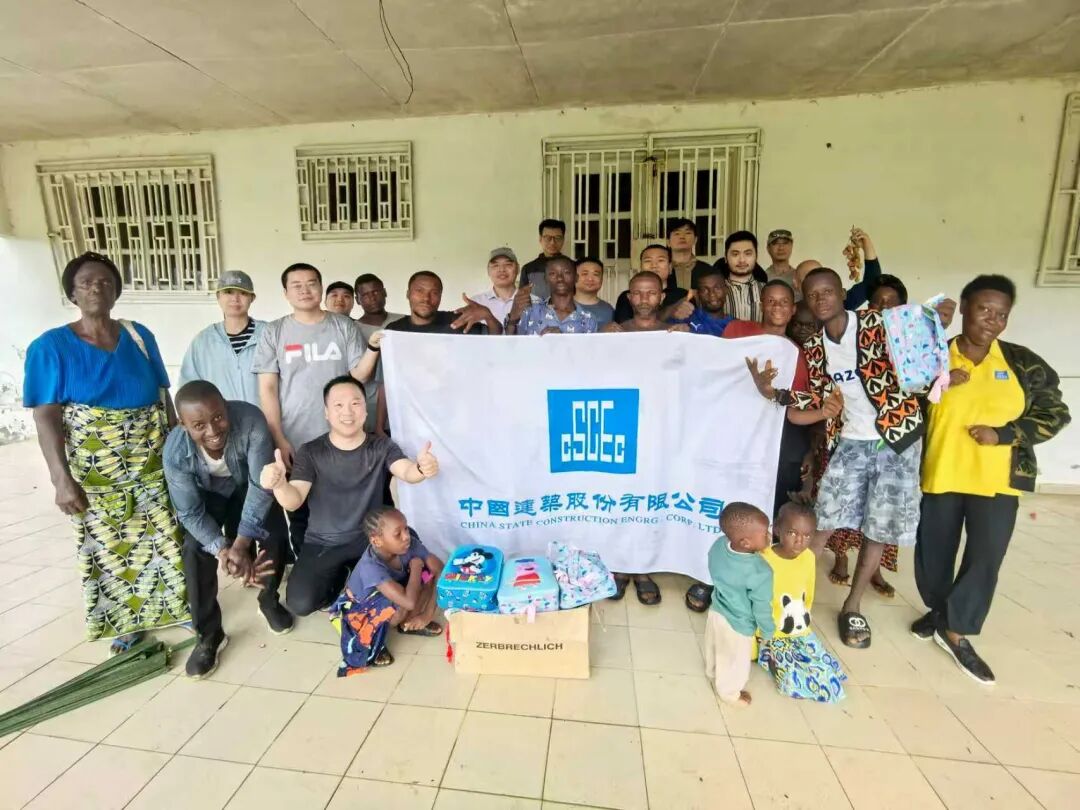 中国建筑在刚果（布）开展采摘助农活动1.jpg