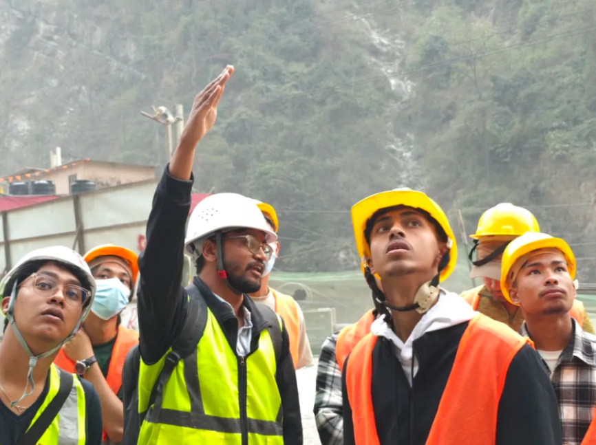 中国建筑接待尼泊尔加德满都大学参观团 (3).png