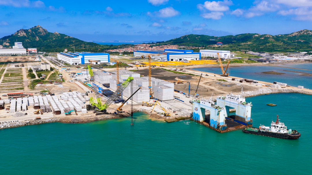 青岛海洋能源项目首个3500吨沉箱成功出运安装(1).png 青岛海洋能源项目首个3500吨沉箱成功出运安装(1).png