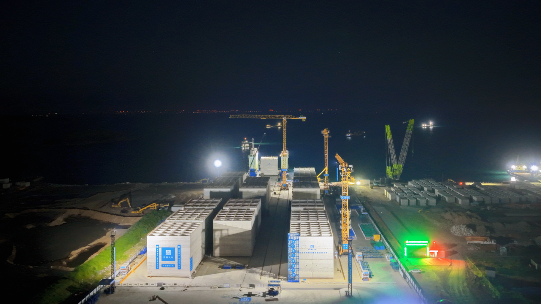青岛海洋能源项目首个3500吨沉箱成功出运安装(6).png 青岛海洋能源项目首个3500吨沉箱成功出运安装(6).png